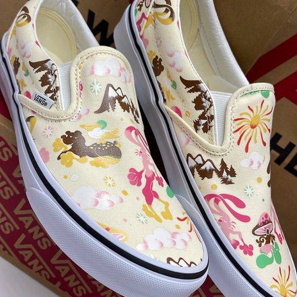 Vans Women’s Classic Slip-On Get Outdoors Classic White 
VN000BVZFRL
Sneakers - Picture 7 of 16